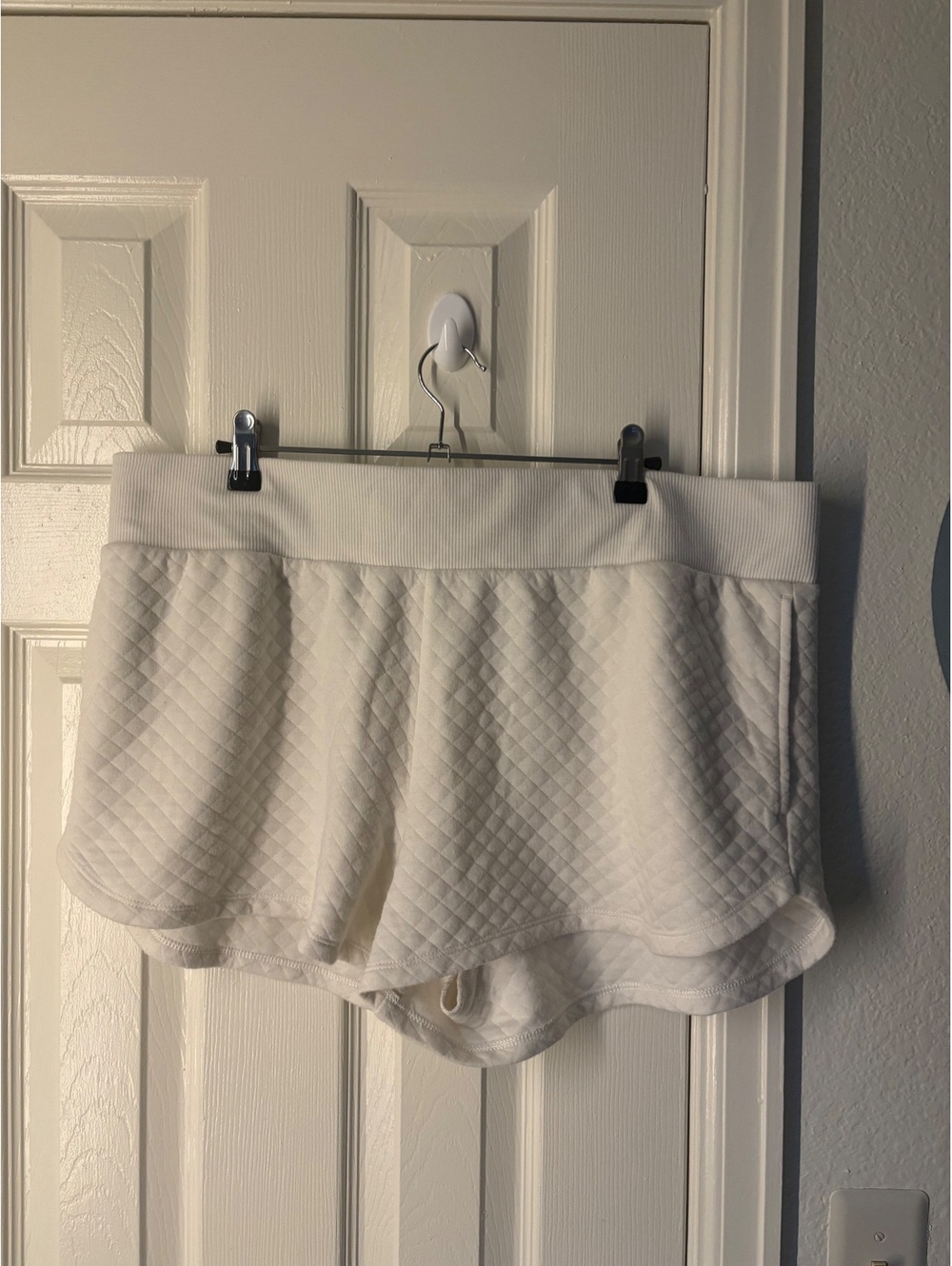 Stars Above Women's Quilted White Casual Shorts XXL